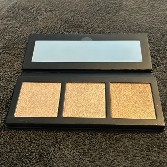 4 Eyeshadow palettes and MAC highlighter palette - Picture 2 of 16